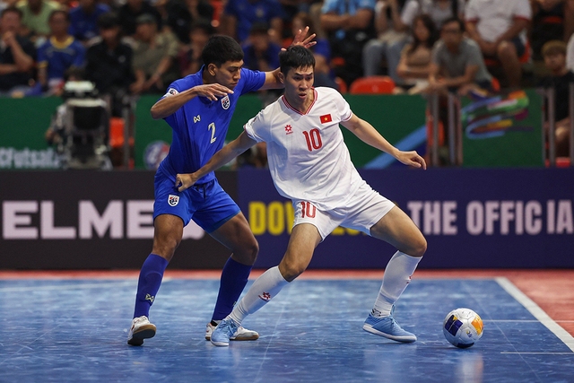 Đội tuyển futsal VN (phải) chính thức góp mặt ở tứ kết giải futsal châu Á 2024