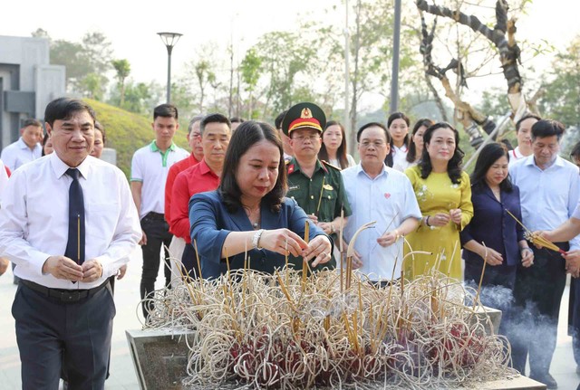 Quyền Chủ tịch nước Võ Thị Ánh Xuân dâng hương tại Đền thờ liệt sĩ Chiến trường Điện Biên Phủ
