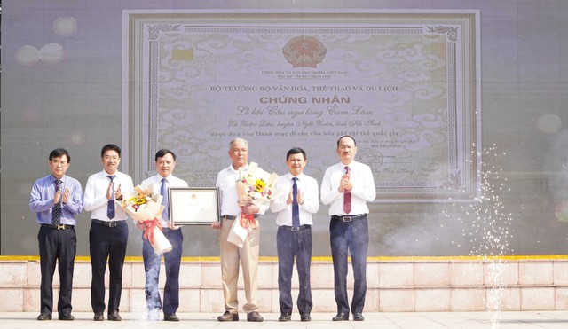 Đại diện Cục Di sản văn hóa Bộ VH-TT-DL trao bằng chứng nhận Lễ hội cầu ngư làng Cam Lâm là Di sản văn hóa phi vật thể quốc gia cho xã Xuân Liên