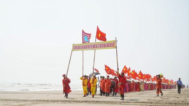 Hàng trăm người dân tham gia lễ đón bằng công nhận Lễ hội cầu ngư làng Cam Lâm là Di sản văn hóa phi vật thể quốc gia