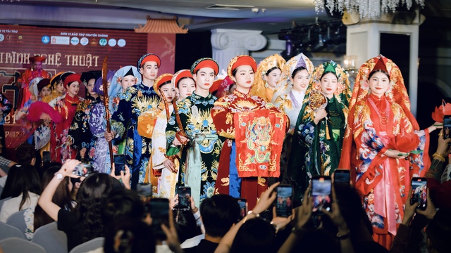 Linh Thảo là một trong số ít NTK trẻ làm về trang phục truyền thống văn hóa hầu đồng, thành công đưa trang phục này phát triển theo hướng mới