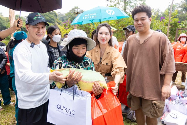 Lý Hải tặng quà cho bà con nghèo tại phim trường 'Lật mặt 7' ở Lâm Đồng- Ảnh 10.