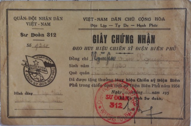 Giấy chứng nhận đeo huy hiệu chiến sĩ Điện Biên Phủ của cụ Nguyễn Văn Nguyện