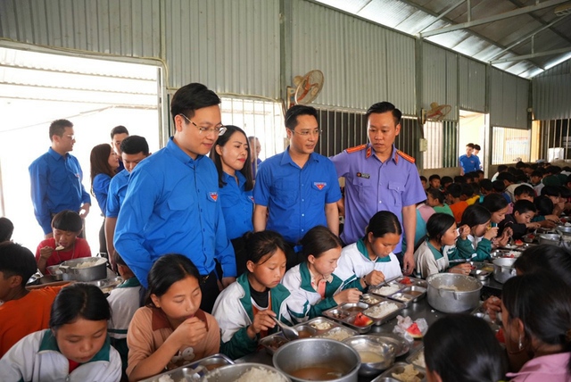 Đoàn công tác của Thành đoàn Hà Nội trao tặng bữa ăn nhiều dinh dưỡng hơn cho các học sinh tại ngày khánh thành lớp học mới