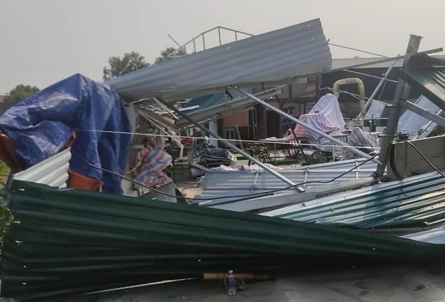 Nhà dân ở H.Thanh Sơn (Phú Thọ) bị tốc mái do mưa giông