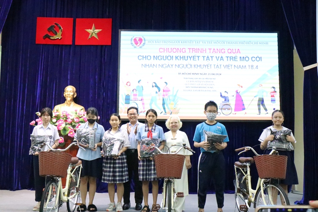 TP.HCM chung tay hỗ trợ người khuyết tật, trẻ mồ côi- Ảnh 1. Trao xe đạp cho các em có hoàn cảnh khó khăn
