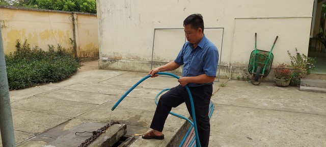 Sau khi bơm khoảng 5 phút, giếng nước tại Trường tiểu học - THCS Trần Hưng Đạo cạn kiệt nguồn nước