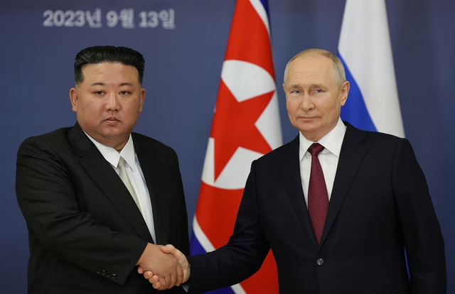Tổng thống Nga Vladimir Putin bắt tay nhà lãnh đạo Triều Tiên Kim Jong-un trong Hội nghị thượng đỉnh Nga - Triều tại Nga ngày 13.9.2023.