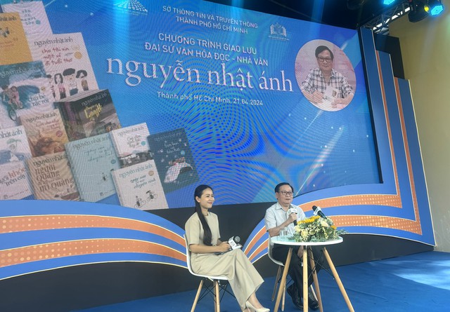 Nhà văn Nguyễn Nhật Ánh say sưa trò chuyện với độc giả