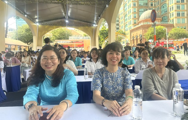 Giám đốc - Chủ tịch HĐTV NXB Trẻ Phan Thị Thu Hà (trái) tham dự buổi giao lưu của nhà văn Nguyễn Nhật Ánh