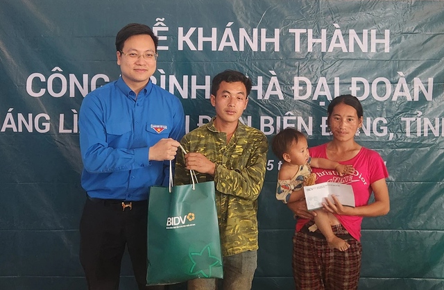 Anh Trần Quang Hưng, Phó bí thư Thành đoàn Hà Nội, trao tặng công trình nhà Đại đoàn kết cho người dân có hoàn cảnh khó khăn tại H.Điện Biên Đông