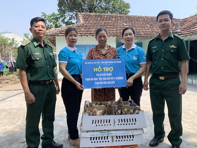 Trung úy Nguyễn Trung Tín (bìa phải) tham gia hoạt động “Mỗi tuần giúp đỡ một hộ nghèo ở khu vực biên giới biển