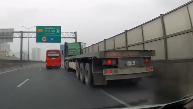 Xe container và xe khách lạng lách chèn đường, 'trả đũa' nhau trên cao tốc- Ảnh 1.