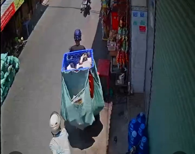 Camera ghi lại cảnh chiếc xe máy bị trộm trong vòng 12 giây