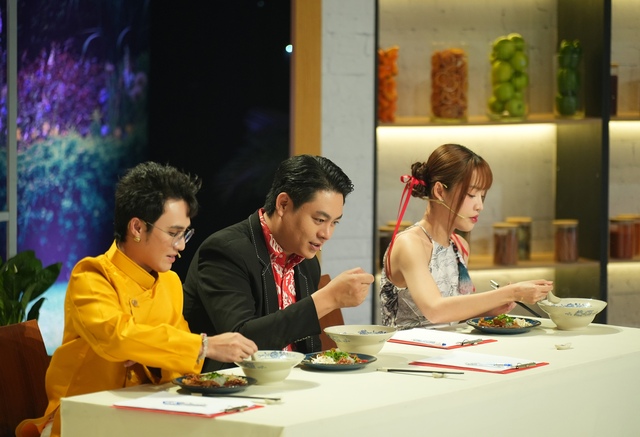 Siêu mẫu Ngọc Thiết (giữa) và Puka, Huỳnh Lập thưởng thức thành phẩm miến lươn từ hai vị khách quốc tế