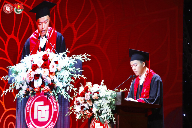 Thành Trung phát biểu trong buổi lễ tốt nghiệp