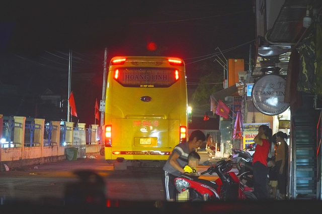 Nhiều nhà xe hợp đồng trá hình chạy vào đường làng của xã Cảnh Dương (H.Quảng Trạch, Quảng Bình) đêm 10.4 để đón khách, lấy hàng