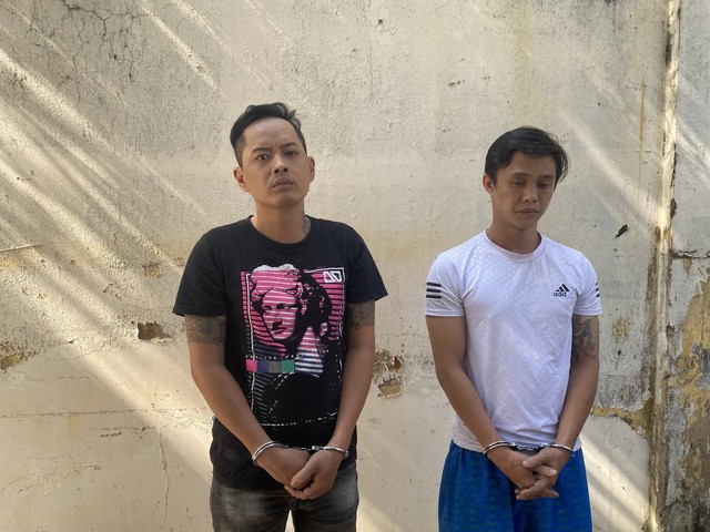 Bị can Trương Minh Thiện và Trương Vĩnh Xương (áo trắng) bị bắt