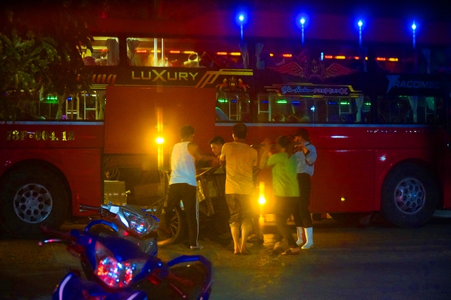Nhà xe Hoàng Linh, Thành Chung chạy vào đường làng của xã Cảnh Dương (H.Quảng Trạch, Quảng Bình) đêm 10.4, dừng đỗ rất lâu để lấy hàng và đón khách