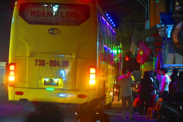 Nhà xe Hoàng Linh, Thành Chung chạy vào đường làng của xã Cảnh Dương (H.Quảng Trạch, Quảng Bình) đêm 10.4, dừng đỗ rất lâu để lấy hàng và đón khách