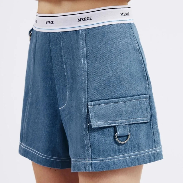 Chúng là những chiếc quần shorts có viền giống võ sĩ quyền anh giúp bạn tạo ra một cái nhìn độc đáo