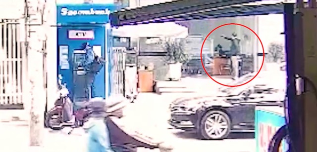 Nhóm cướp cầm súng nhựa xông vào ngân hàng để cướp