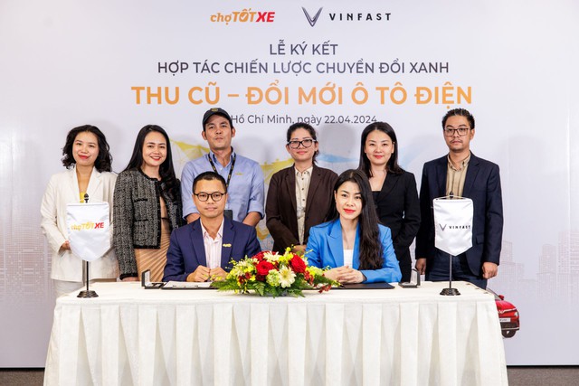 Bà Dương Thị Thu Trang - Tổng giám đốc VinFast Thị trường Việt Nam và ông Nguyễn Trọng Tấn - Tổng giám đốc Chợ Tốt, cùng đại diện hai công ty tại lễ ký kết hợp tác