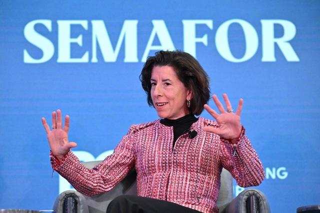 Bộ trưởng Thương mại Mỹ Gina Raimondo phát biểu tại một sự kiện ở Washington D.C hôm 17.4