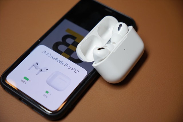 AirPods thường tự động cập nhật phần mềm khi tai nghe đang được sạc