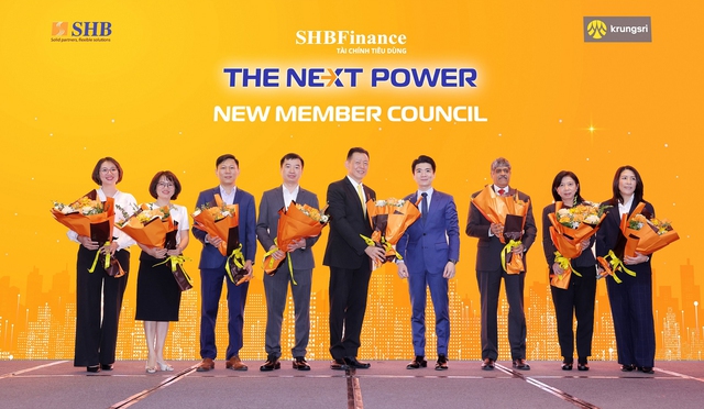 Ông Đỗ Quang Vinh và dàn lãnh đạo mới SHBFinance trong lễ chuyển nhượng 50% vốn điều lệ