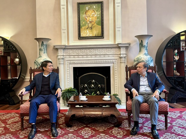 Anh Nguyễn Ngọc Lương trao đổi với Thứ trưởng Bộ Ngoại giao Nguyễn Quốc Dũng
