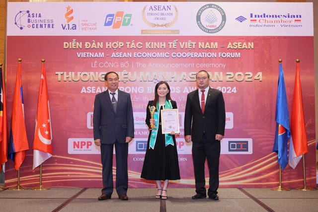Bà Nguyễn Ngọc Ánh - Phó Chủ tịch HĐQT Kim Oanh Group, CEO Palace Long Hai Resort nhận Vinh danh Nhà Lãnh đạo tiêu biểu ASEAN 2024