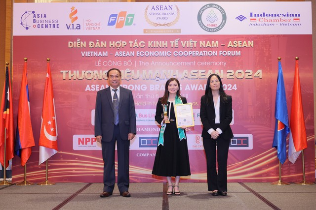 Bà Nguyễn Ngọc Ánh - Phó Chủ tịch HĐQT Kim Oanh Group nhận Giải thưởng Top 10 Thương hiệu mạnh ASEAN 2024 cho Kim Oanh Group
