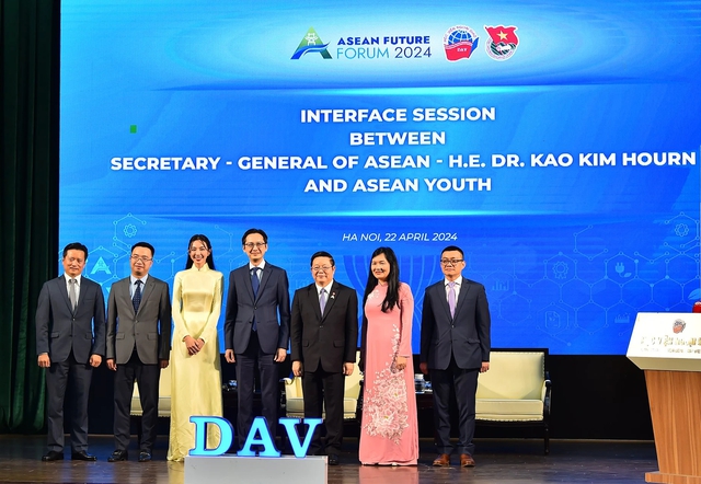 Tổng thư ký ASEAN Kao Kim Hourn (thứ 3 từ phải sang) cùng Thứ trưởng Bộ Ngoại giao Đỗ Hùng Việt (giữa) và anh Nguyễn Tường Lâm, Bí thư T.Ư Đoàn (thứ 2 từ trái sang)