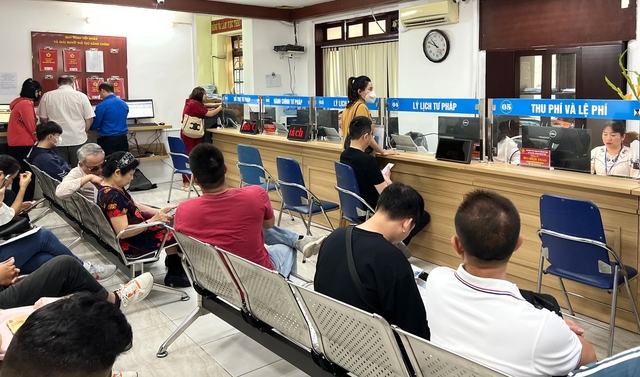 Rất đông người dân đến trực tiếp trụ sở Sở Tư pháp Hà Nội để làm thủ tục cấp phiếu lý lịch tư pháp trong sáng 22.4