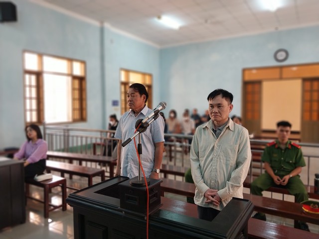 Bị cáo Trương Quý Sửu (phải) và bị cáo Nguyễn Tư Sơn
