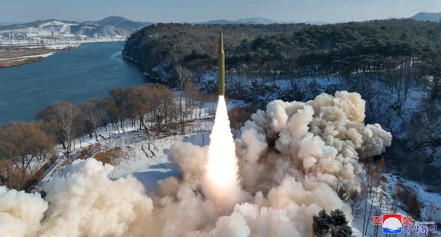 Tên lửa đạn đạo (được cho là sử dụng nhiên liệu rắn và siêu thanh) được phóng trong một cuộc thử nghiệm tại địa điểm không xác định ở Triều Tiên vào 14.1.2024