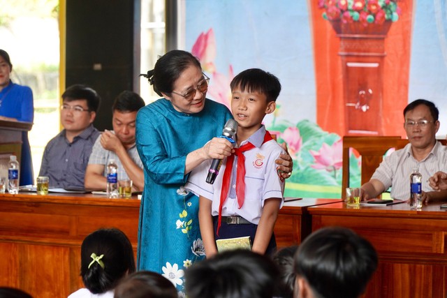 Bà Hoàng Thị Ái Nhiên - nguyên Phó chủ tịch Thưởng trực T.Ư Hội LHPN VN giao lưu với học sinh