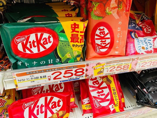 Cửa hàng bán bánh kẹo với nhiều loại KitKat