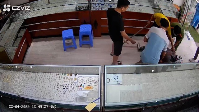 Công an khống chế Đinh Quang Minh, nghi phạm cướp tiệm vàng