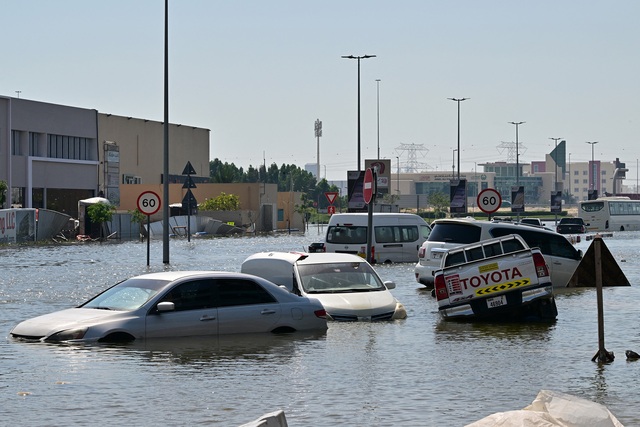 Xe hơi chìm trong nước lũ ở Dubai ngày 19.4
