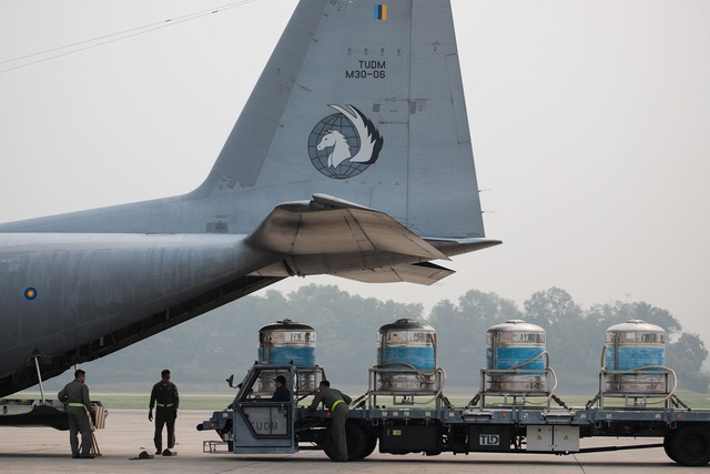 Những bồn nước muối được đưa lên máy bay quân sự để làm mưa nhân tạo ở Malaysia