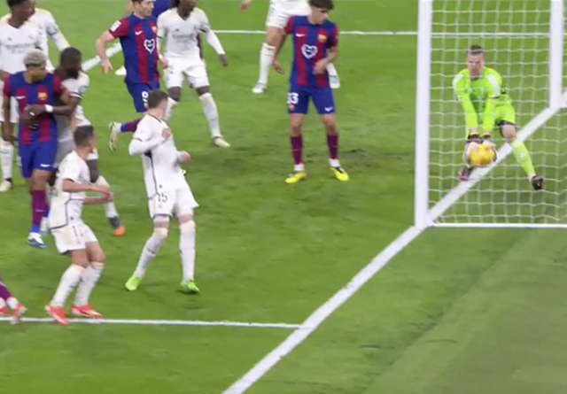 Tình huống gây tranh cãi trong trận Siêu kinh điển giữa Barcelona và Real Madrid