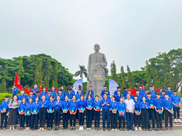 Thành đoàn Hà Tĩnh tổ chức kết nạp đoàn viên thanh niên cho các học sinh Trường THCS Thạch Trung (TP.Hà Tĩnh)