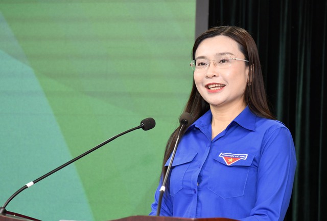 Chị Nguyễn Phạm Duy Trang thông tin tại buổi gặp mặt báo chí