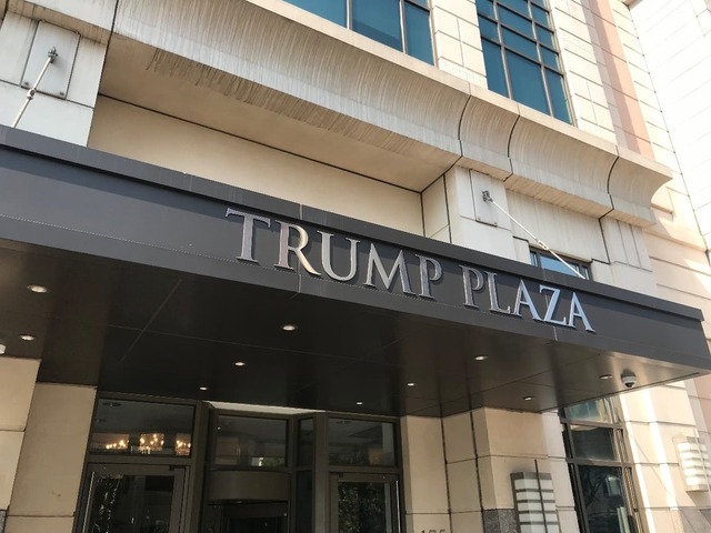Lối vào tòa nhà Trump Plaza ở New Rochelle