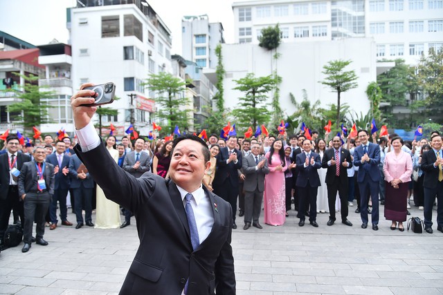 Tổng thư ký ASEAN Kao Kim Hourn chụp ảnh selfie cùng các nhà ngoại giao tại Quảng trường ASEAN