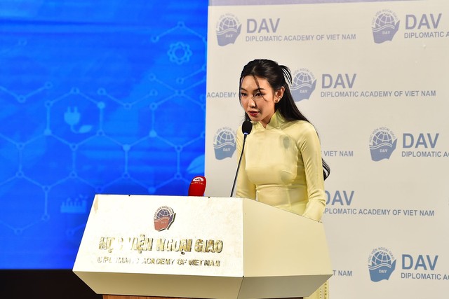 Hoa hậu Nguyễn Thúc Thùy Tiên chia sẻ tại cuộc đối thoại