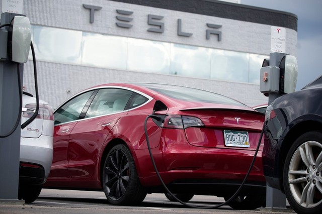 Ô tô Trung Quốc khiến Tesla sa thải 14.000 nhân sự, giảm giá cực mạnh- Ảnh 1.