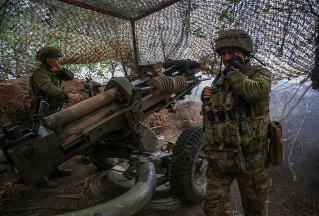 Binh sĩ Ukraine sử dụng lựu pháo L119 ngày 21.4